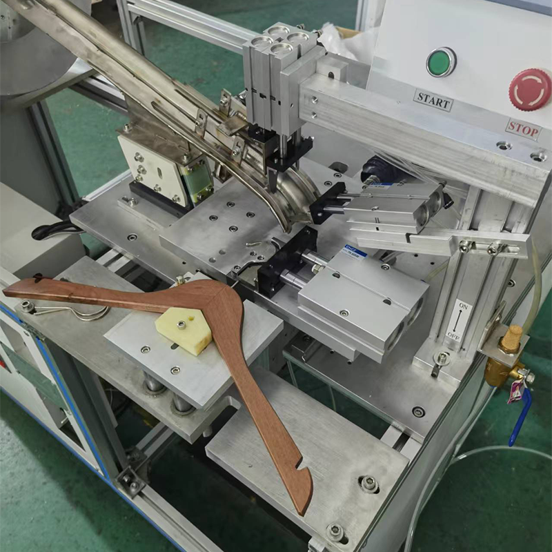 Máquina para fabricar perchas de madera duraderas