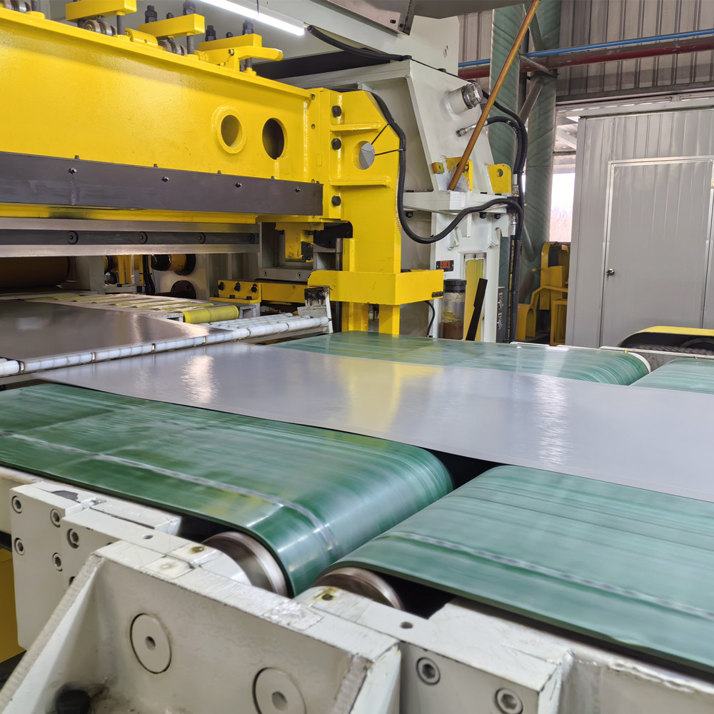 Des feuilles de métal gaufrées et colorées sont utilisées dans les réfrigérateurs