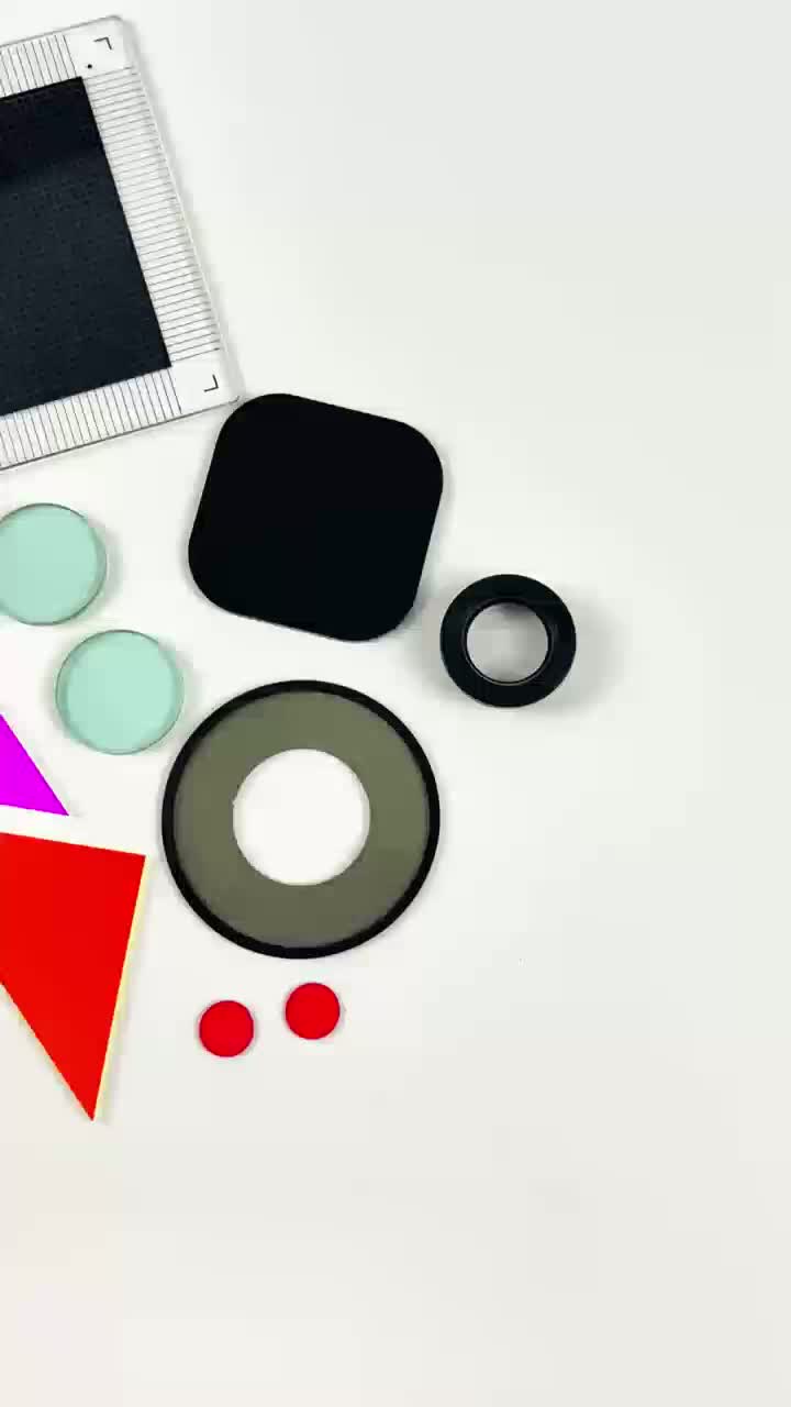Verre filtre coloré optique, appliquant des revêtements avancés pour créer du verre filtre de revêtement et fabriquant des prismes optiques et des lentilles assemblées précis. Ils travaillent également avec des matériaux comme les fenêtres en verre transp