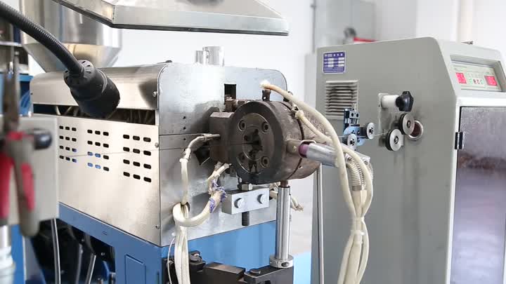 Jacket extruder machine