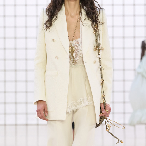 Traje elegante para damas de alta gama.