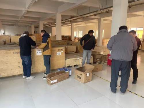 Клієнти Близького Сходу відвідують техніку Shunming для перевірки двигуна CUMMINS