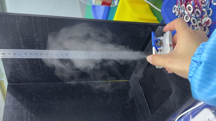 Teste de atomização da placa do atomizador Registro completo através da lente