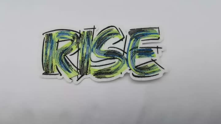 Vyšívané logo na plstěné tkanině