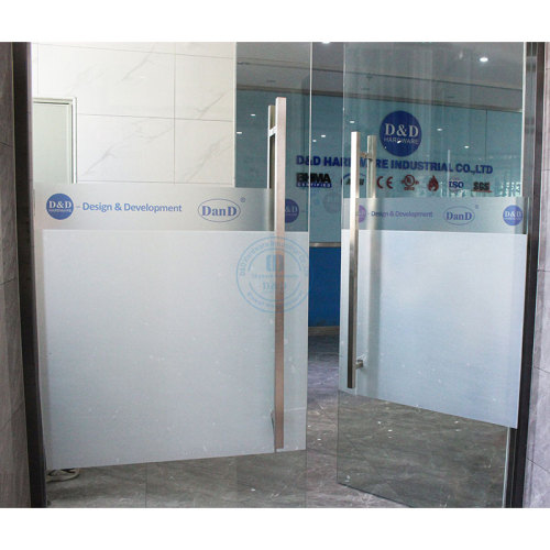 Come stringere la maniglia della porta della doccia in vetro