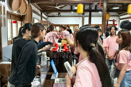 Taiwanese intern experiences the Chinese rice wine museum