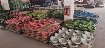 Glazing process of ceramic bird feeder
