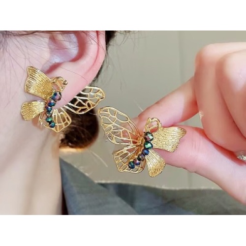 The retro butterfly shadow leads the new trend of styling, and the golden hollowed-out butterfly earrings from Kaifei Trade have become the benchmark for styling innovation in the jewelry industry