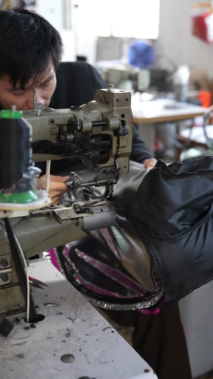 The Production Process of High-Quality Sports Racket Bags1