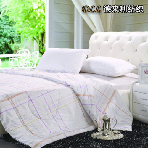 Компания Jiangsu Delaili Textile Technology Co., Ltd. представляет дышащее хлопковое пуховое одеяло в пастельную клетку для всесезонного комфорта в спальне