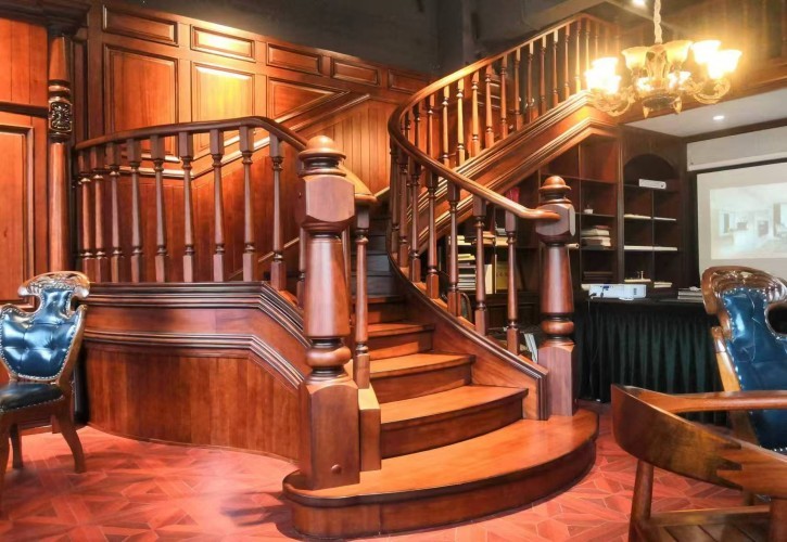 Escalera de roble rojo de lujo