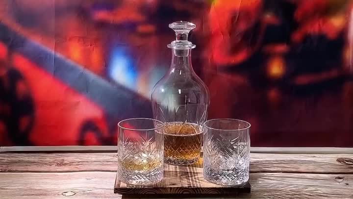 Decanter wiski kaca yang jelas dengan gelas