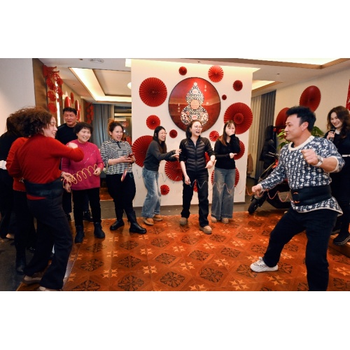 Chichakun은 1월 24일 축제, 게임 및 그랜드 럭키 드로우를 통해 물티슈 사업의 성장을 축하하는 즐거운 연례 갈라 행사를 개최합니다.