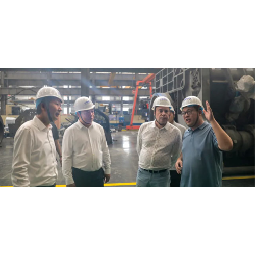 Расійскі архітэктар і горадабудаўнік Валерый Аляксеевіч Давыдаў наведвае Чжунюй Дынлі для агляду і абмену