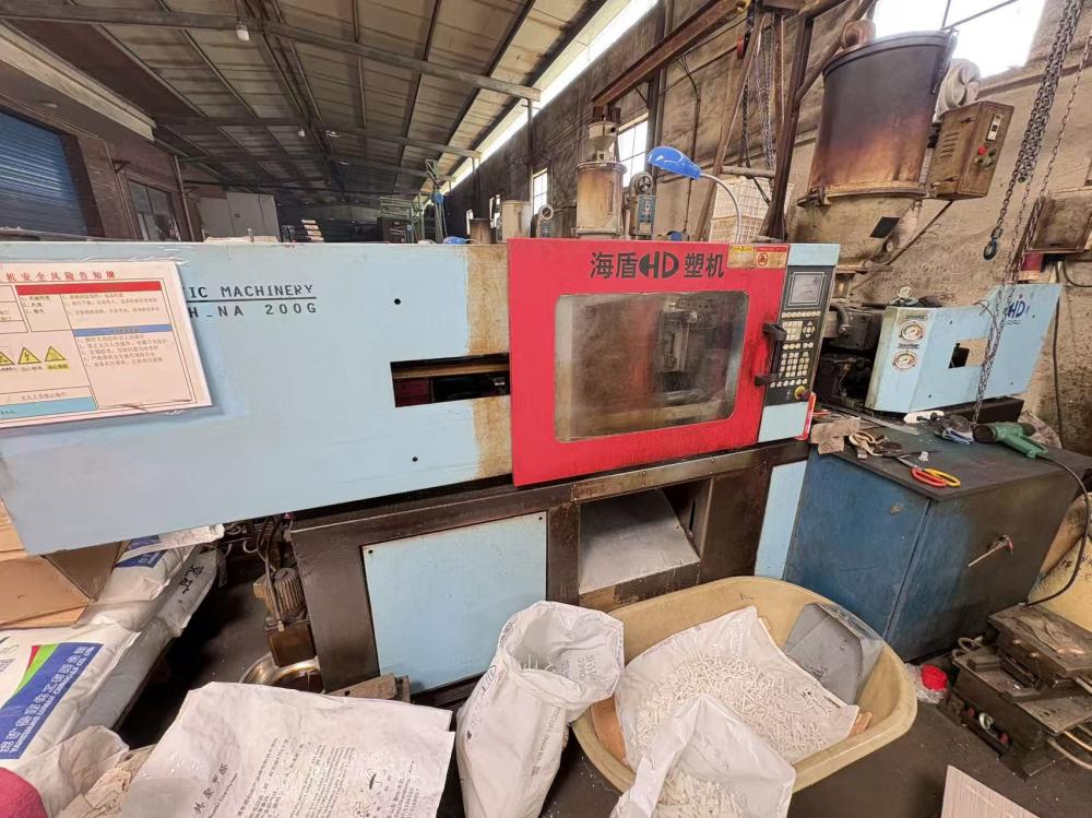 Plastic molding machine