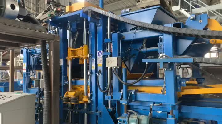 Máquina para fabricar ladrillos completamente automática QT15 en acción: más de 2000 bloques por hora