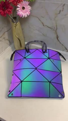 Wholesale trendy geometric luminous bag hologram laser PU geometrical reflective big purses and luxury handbags for women1