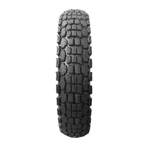 Limpie regularmente las impurezas dentro de las ranuras de los neumáticos de motocicleta en invierno