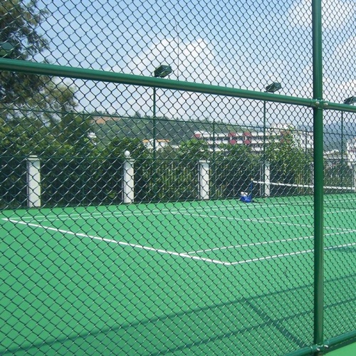 ¿A qué debe prestar atención al rociar plástico en la cerca de campo de fútbol?