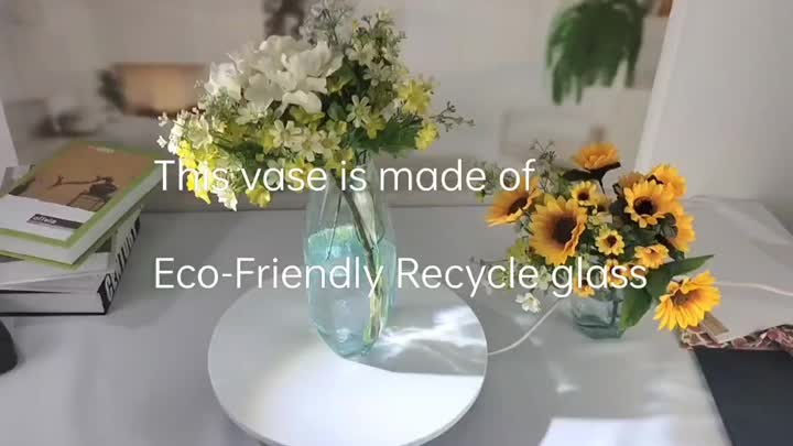 Unregelmäßig geformte recycelte Glasvase mit