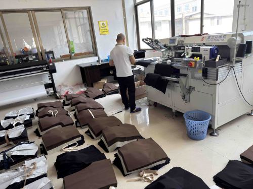 تعمل Pujiang Runfeng Apparel على تمكين العملاء العالميين من خلال حلول تصدير الملابس المخصصة الاحترافية