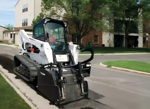 Решите проблему отклонения одним щелчком мыши! Технология компенсации сноса погрузчиков с бортовым поворотом Bobcat обеспечивает мощный импульс.
