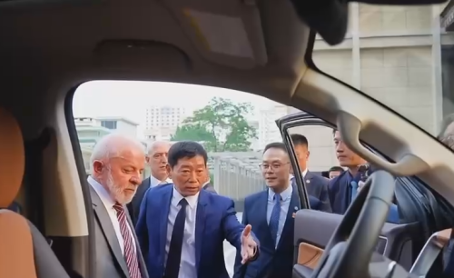 Президент Бразилии знакомится с пикапом GWM HI4T с кузовами EOB, ощущая очарование инноваций
