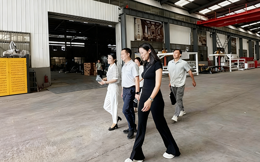 हुइशान जिले के ओवरसीज चाइनीज एसोसिएशन ने होंग्यी प्लास्टिक मशीनरी का दौरा किया और पर्यावरण-अनुकूल लकड़ी-प्लास्टिक त्वचा फोमिंग बोर्ड मशीन सेट में इसके तकनीकी नवाचार की पुष्टि की।