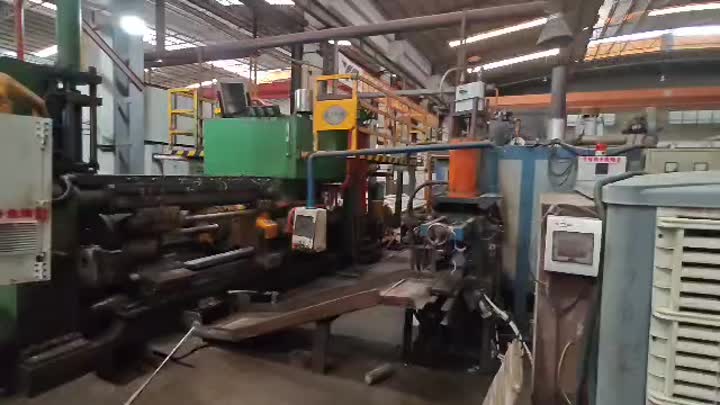 Aluminijast ekstruzijski stroj