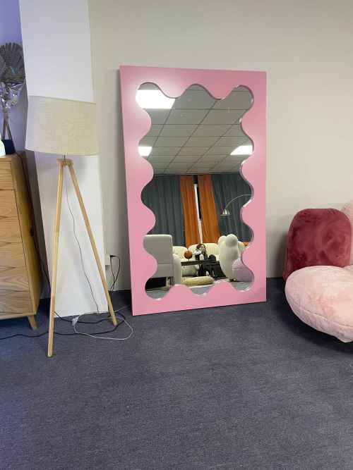 Verwandeln Sie Ihr Wohnzimmer mit einem modernen Spiegel