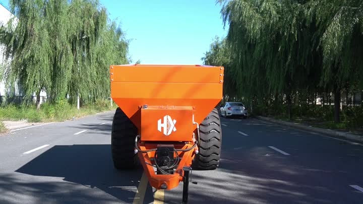 Manure throwing truck