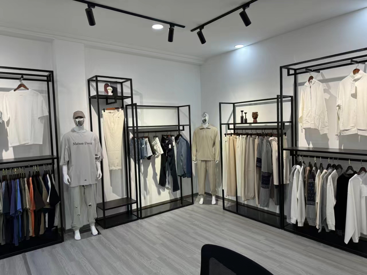 Jiangyin Boloni Clothing Co,.Ltd.
