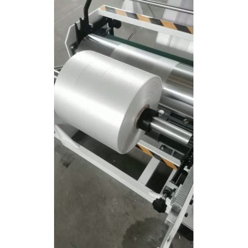 دستگاه فیلم دمیده در حال کار است