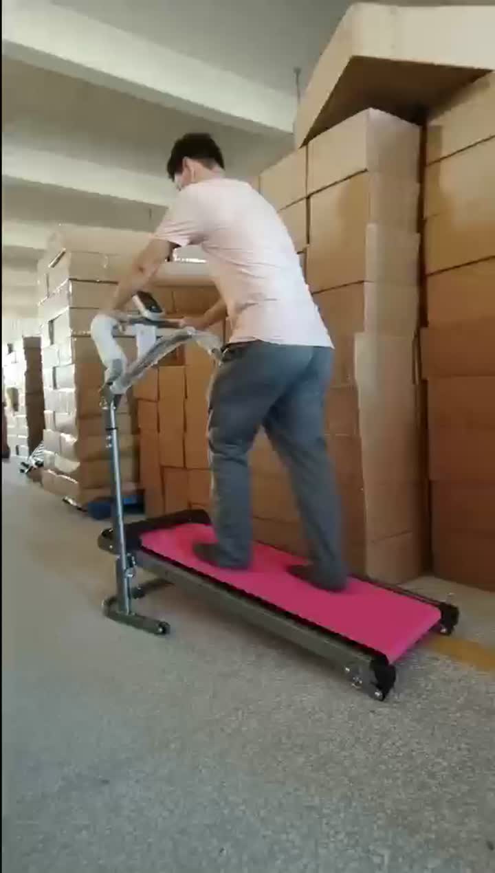 Ejercicio físico en casa con cinta de correr mecánica.