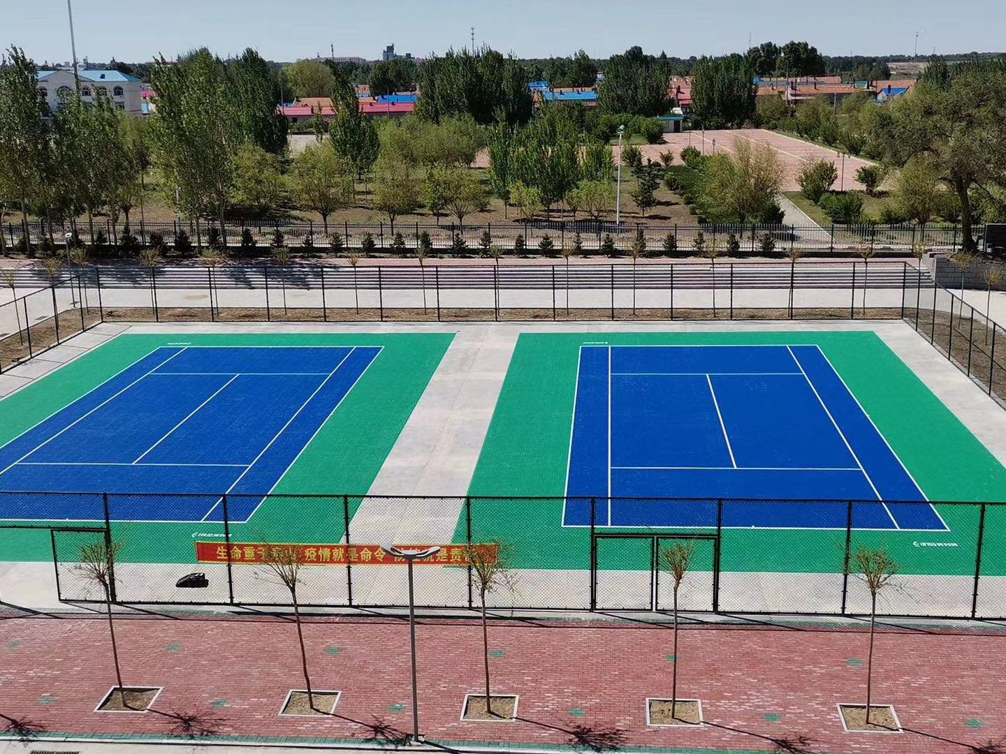 piso de quadra de tênis ao ar livre