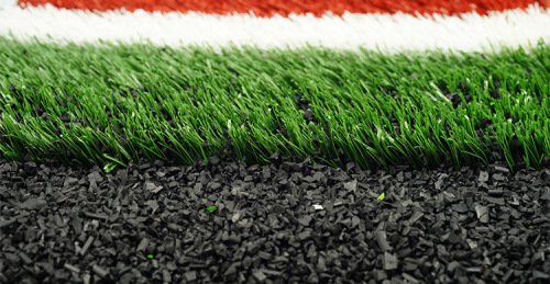 Резиновые гранулы или кварцевый песок: как выбрать наполнитель для искусственного газона?
