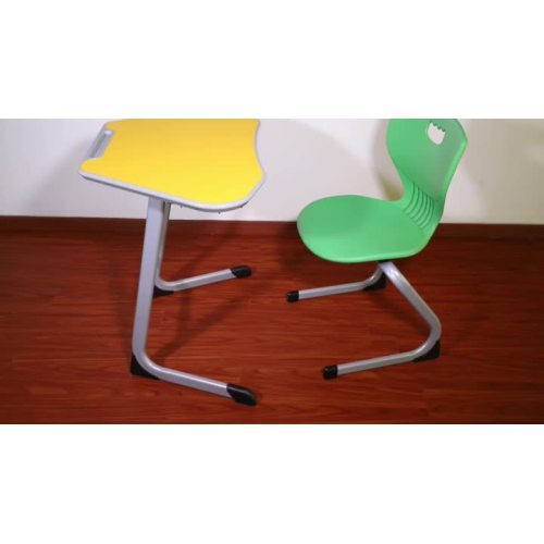 学生の机と椅子