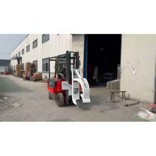 Four-wheel vehicle hugging stacker crane