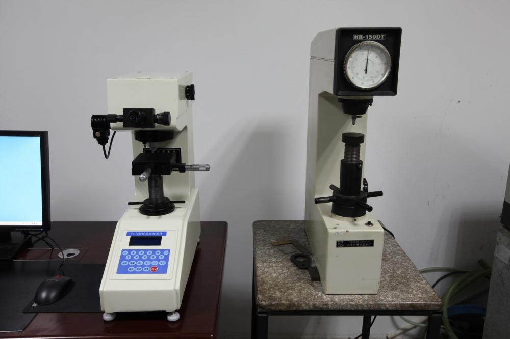 Vickers hardness tester