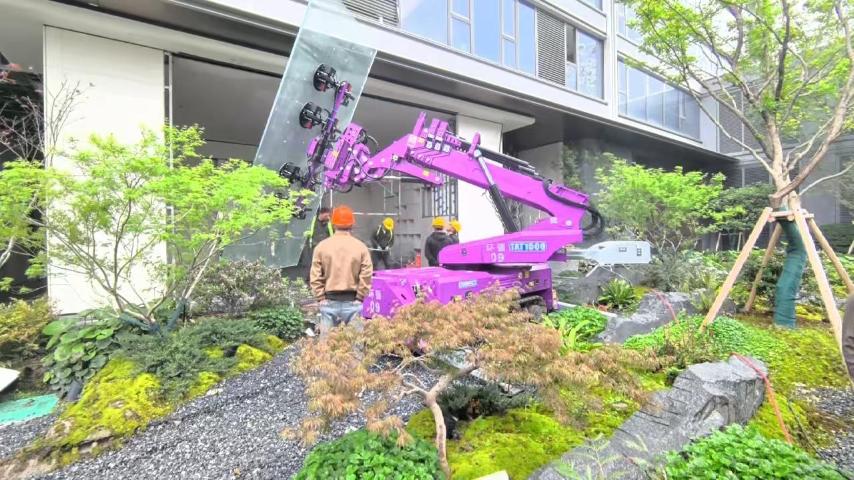 Het plaatsen van groot glas in een smalle binnenplaats kan eenvoudig met de rupszuignapheffer TAT1500