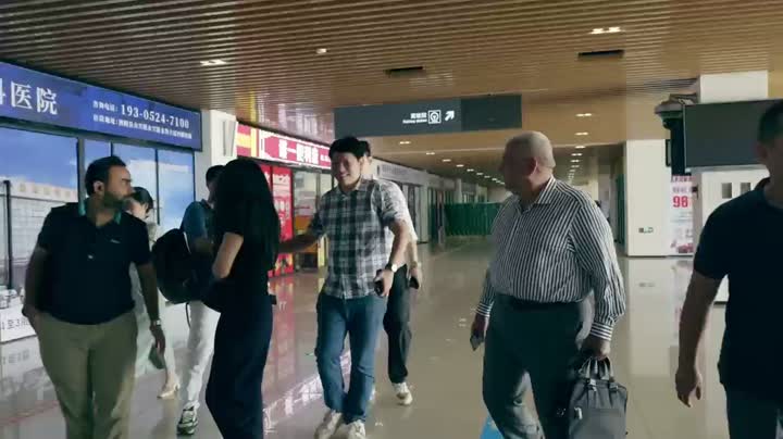 Cuatro clientes visitaron nuestra empresa y supermercado
