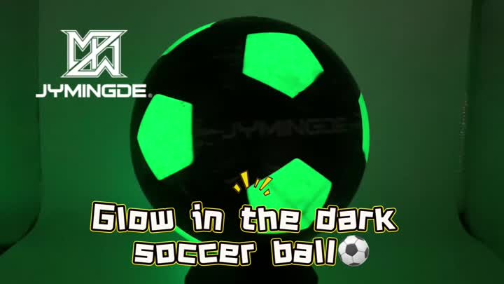 Groene gloed in de donkere voetbal maat 5