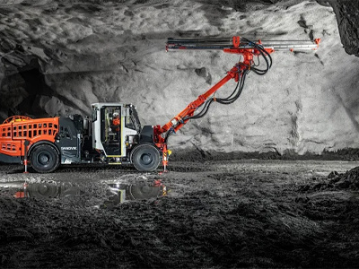 自律型救助ロボットが地下鉱山の緊急事態における安全作業基準を再定義