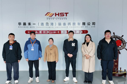 Li Cai, subdirector de la Oficina de Industria y Tecnología de la Información del condado, elogió a Huachen Heyi: "Forja sus sólidas capacidades a través de una artesanía de desarrollo propio".