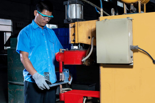 A revolução robótica em fábricas inteligentes: como a automação remodela a fabricação de chapa metal