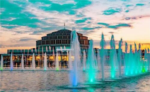  One of the most beautiful and spectacular fountains in Europe: the Wroclaw Fountain