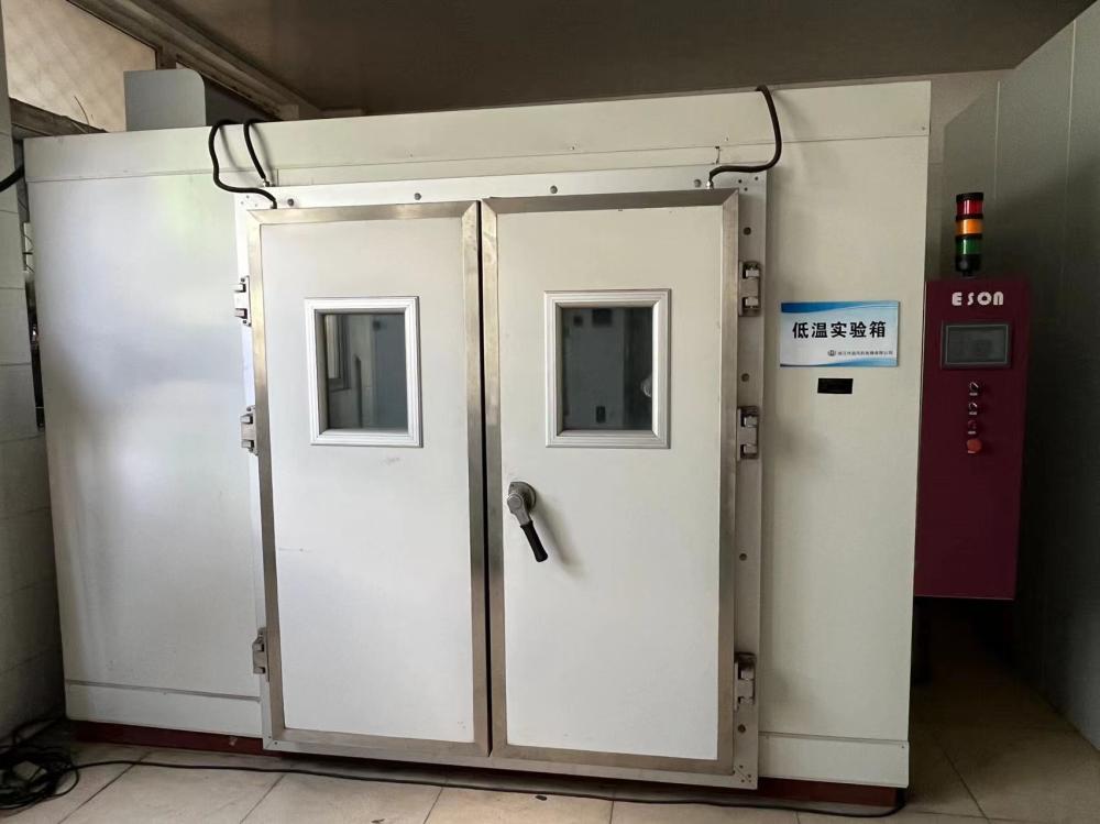 Low temperature experimental chamber