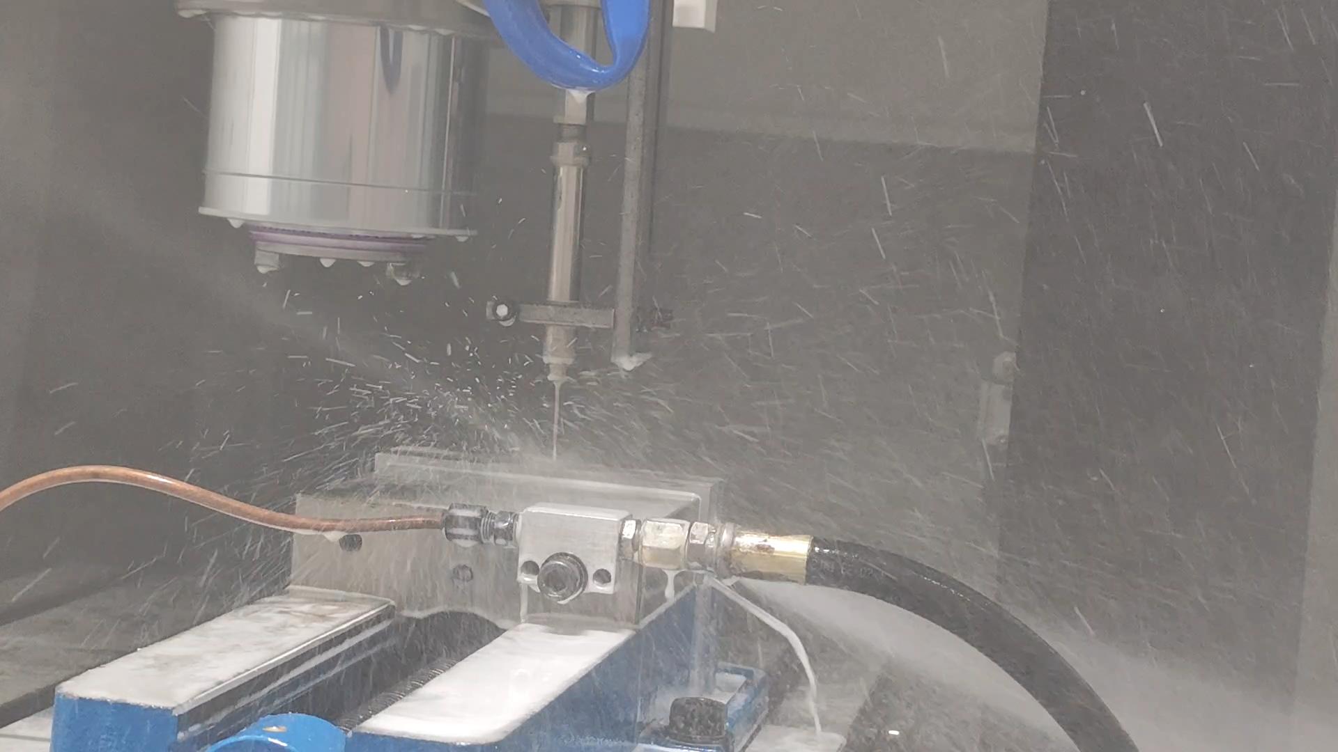 切削工具の端からバリを取り除く方法は？