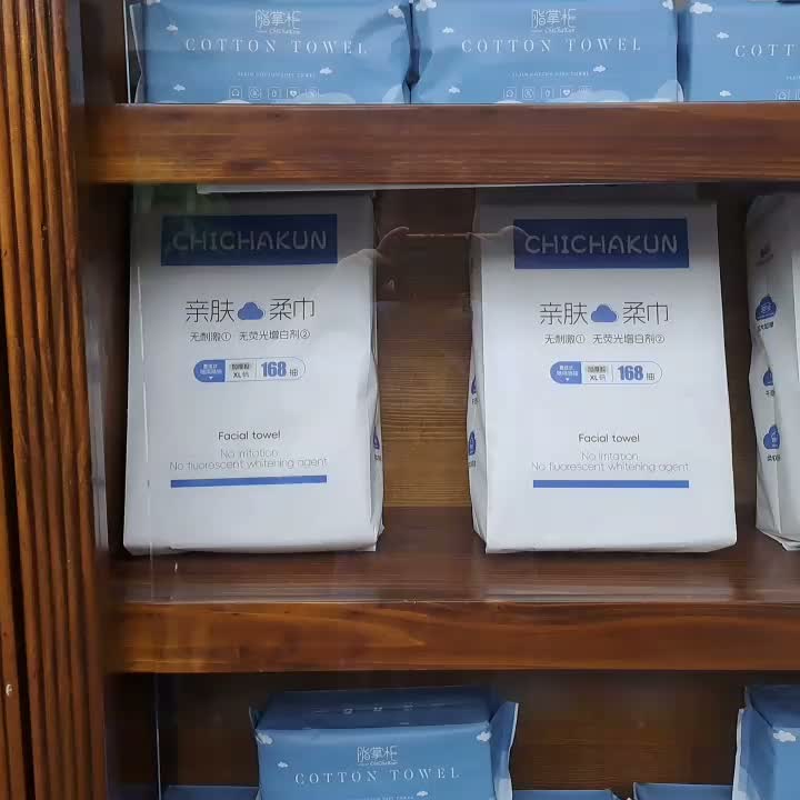 Toalla de cuidado suave colgando