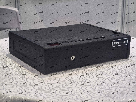 Um cofre de pistola é um dispositivo de segurança usado para evitar disparos acidentais ou ferimentos causados ​​por uma pistola.